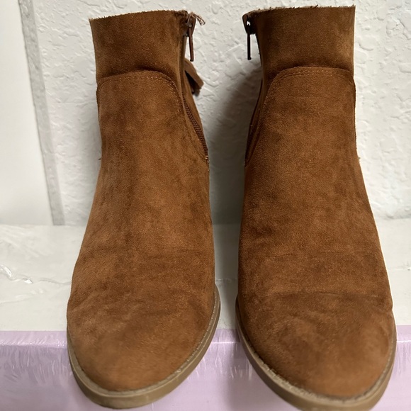 Universal Threads Brown Boots - Picture 2 of 4